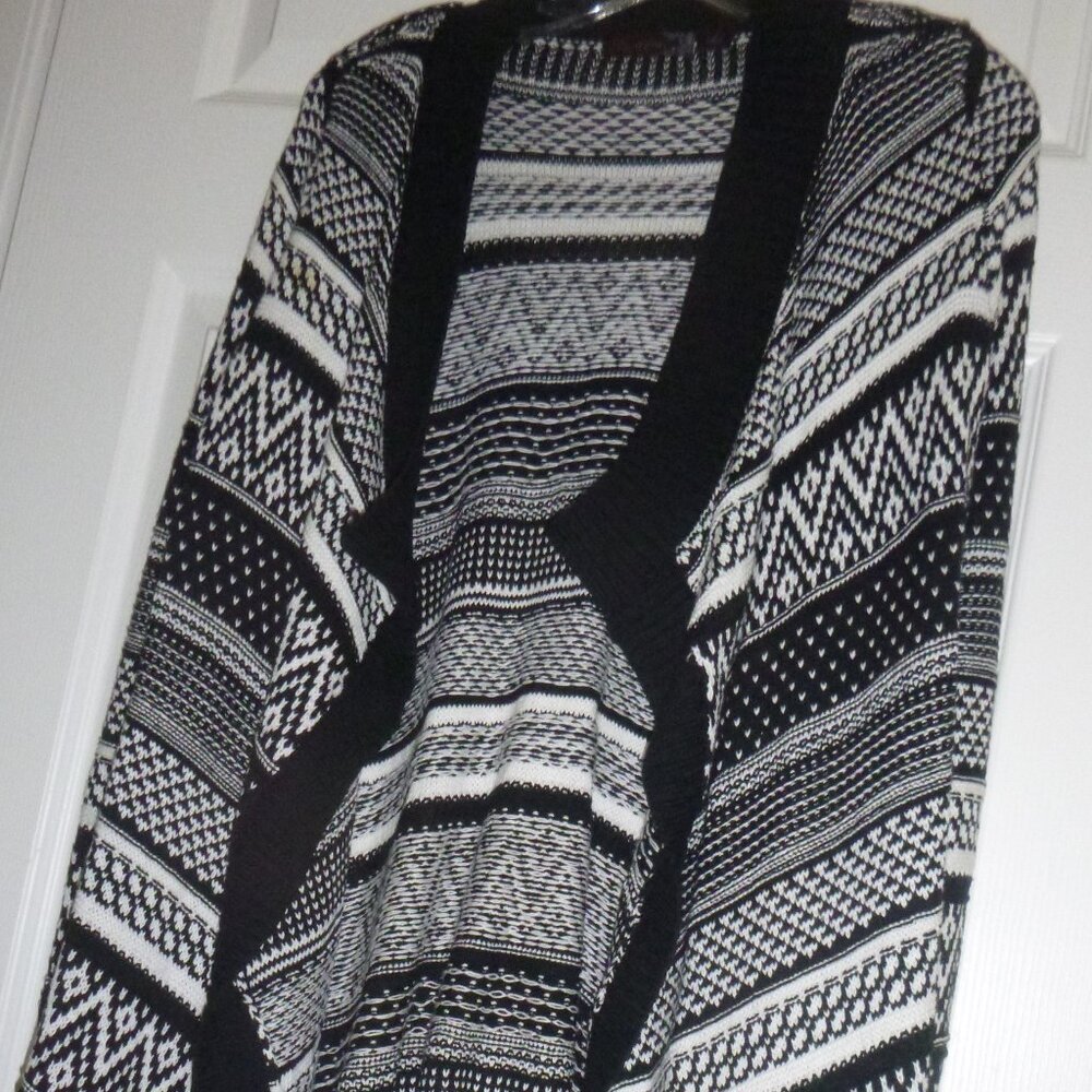 JW Style- Women’s Black and White long sleeve, sweater/cardigan.